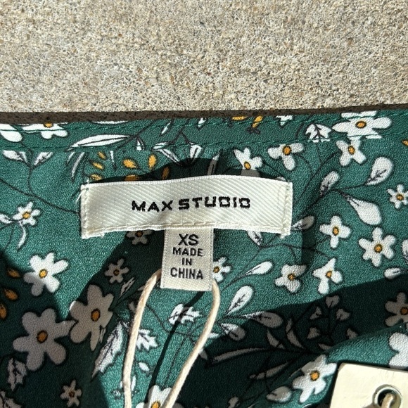 NWT Max Studio Floral Blouse - Picture 7 of 7